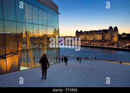 La Norvège, Oslo, zone portuaire de Bjorvika, l'opéra sous la neige, conçu par le cabinet d'architectes Snohetta Tarald Lundevall, y compris l'Havnelageret bâtiment en arrière-plan Banque D'Images