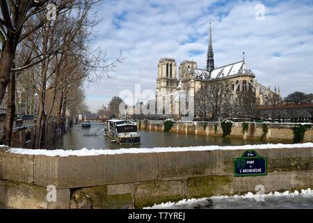 France, Paris, région classée au Patrimoine Mondial de l'UNESCO, les berges de la Seine, classé Patrimoine Mondial par l'UNESCO, la Seine en crue et la Cathédrale Notre Dame sous la neige sur l'île de la Cité et le quai de l'Archevêché vu depuis le pont de l'Archevêché (pont de l'archevêque) Banque D'Images