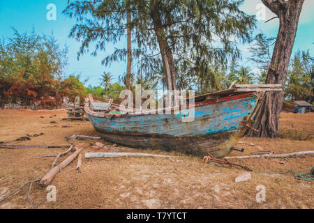 Ancienne en bois fisher boat on land , vintage du bateau de près de la plage Banque D'Images