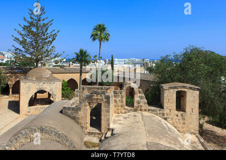 Vue panoramique sur le front de la monastère Ayia Napa Ayia Napa, Chypre Banque D'Images