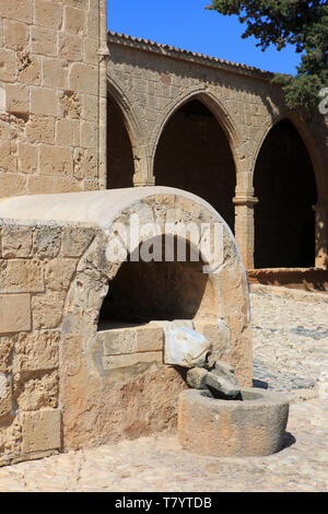 Un puits d'eau à la cour intérieure de la cité médiévale Monastère Ayia Napa Ayia Napa, Chypre Banque D'Images