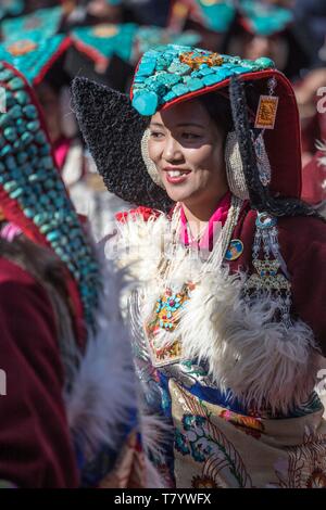L'Inde, le Jammu-et-Cachemire, Ladakh, Hemis, Naropa festival de 2018, deux cent quatre-vingt-neuf femmes Ladakhie exécuté la danse de Shondol, enregistré dans le Guinness World Records comme le plus grand de la danse, les femmes portant des ladakhis, perak coiffure traditionnelle ornée de turquoises Banque D'Images