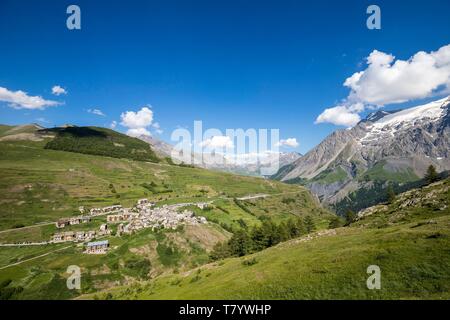 France, Hautes Alpes, Parc National des Ecrins, Le Chazelet village vu du plateau d'Emparis et la meige massif Banque D'Images