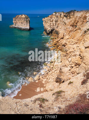 Côte rocheuse près de Albufeira Algarve, Sud du Portugal Banque D'Images