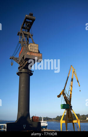 Amazing coups de grosse grue acier dans un chantier en Espagne dans le soleil d'été Banque D'Images