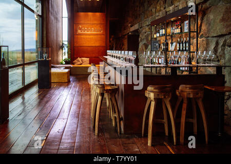 Dégustation de vin dans le bar Bodega Septima, Agrelo, Lujan de Cuyo, Mendoza, Argentine Banque D'Images