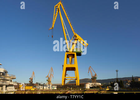 Amazing coups de grosse grue acier dans un chantier en Espagne dans le soleil d'été Banque D'Images