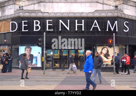 Entrée du magasin Debenhams, Market Street, Manchester, UK, avec les consommateurs en premier plan Banque D'Images