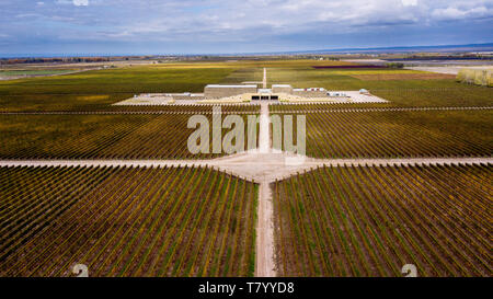 Drone Vue aérienne de l'édifice avant de Bodega Septima Winery, Agrelo, Lujan de Cuyo, Mendoza, Argentine Banque D'Images