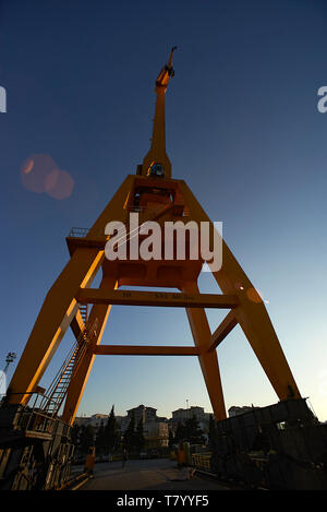 Amazing coups de grosse grue acier dans un chantier en Espagne dans le soleil d'été Banque D'Images