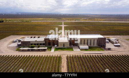 Drone Vue aérienne de l'arrière du bâtiment de Bodega Septima Winery, Agrelo, Lujan de Cuyo, Mendoza, Argentine Banque D'Images