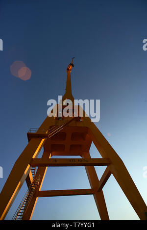 Amazing coups de grosse grue acier dans un chantier en Espagne dans le soleil d'été Banque D'Images