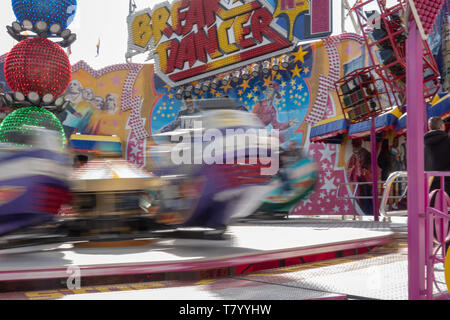 Braunschweig, Allemagne, le 5 mai, 2019. : En vous déplaçant délibérément image floue d'un carrousel sur un champ de foire à pleine vitesse Banque D'Images