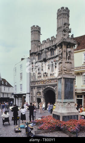 Des musiciens de musique classique d'effectuer à l'église Christ montrant Buttermarket Gate et le mémorial de guerre, Canterbury, Kent, England, UK. Circa 1980 Banque D'Images