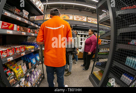 Les clients excités à la boutique Amazon Rendez-vous dans le magasin Brookfield Place Mall à New York le jour de son inauguration, le mardi 7 mai 2019. Les 1300 pieds carrés magasin, surtout approvisionné avec des aliments préparés et Staples, permet à un nouveau client avec l'Amazon Rendez-vous à l'app il suffit de prendre un élément et de marcher avec Amazon "oetrackingâ€ votre achat et vous facturer. Dans une torsion d'autres Amazon Rendez-magasins, celui-ci accepte l'argent comptant de plus, après avoir affronté la critique progressiste. (Â© Richard B. Levine) Banque D'Images