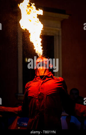 Varsovie, Pologne - Juillet 02, 2018 : Un feu craché artiste est l'exécution devant l'ancien château dans la vieille ville de Varsovie, Pologne. Banque D'Images