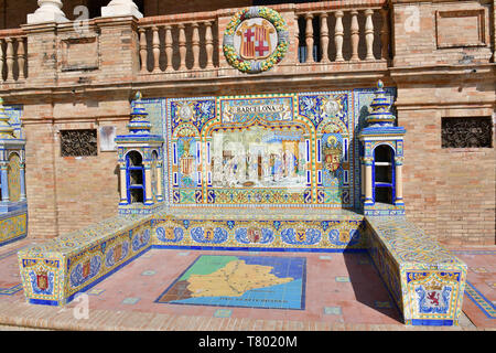 Les alcôves provinciale le long des murs de la Plaza de España, Séville, Séville, Andalousie, Espagne Banque D'Images