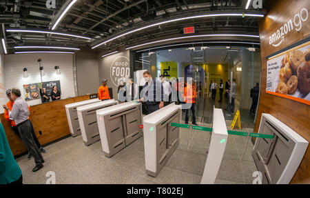 Les clients excités à la boutique Amazon Rendez-vous dans le magasin Brookfield Place Mall à New York le jour de son inauguration, le mardi 7 mai 2019. Les 1300 pieds carrés magasin, surtout approvisionné avec des aliments préparés et Staples, permet à un nouveau client avec l'Amazon Rendez-vous à l'app il suffit de prendre un élément et de marcher avec Amazon "oetrackingâ€ votre achat et vous facturer. Dans une torsion d'autres Amazon Rendez-magasins, celui-ci accepte l'argent comptant de plus, après avoir affronté la critique progressiste. (Â© Richard B. Levine) Banque D'Images