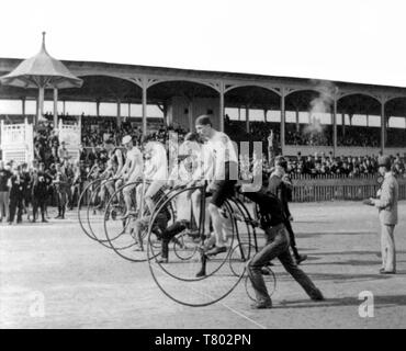 Course cycliste de haut Wheeler, 1890 Banque D'Images