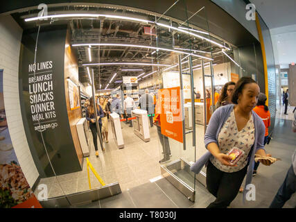 Les clients excités à la boutique Amazon Rendez-vous dans le magasin Brookfield Place Mall à New York le jour de son inauguration, le mardi 7 mai 2019. Les 1300 pieds carrés magasin, surtout approvisionné avec des aliments préparés et Staples, permet à un nouveau client avec l'Amazon Rendez-vous à l'app il suffit de prendre un élément et de marcher avec Amazon "oetrackingâ€ votre achat et vous facturer. Dans une torsion d'autres Amazon Rendez-magasins, celui-ci accepte l'argent comptant de plus, après avoir affronté la critique progressiste. (Â© Richard B. Levine) Banque D'Images