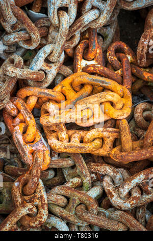 Old rusty heavy duty industrielles mondiales se trouvant dans un lieu de travail à proximité d'un port, l'Ayrshire, Scotland, UK Banque D'Images