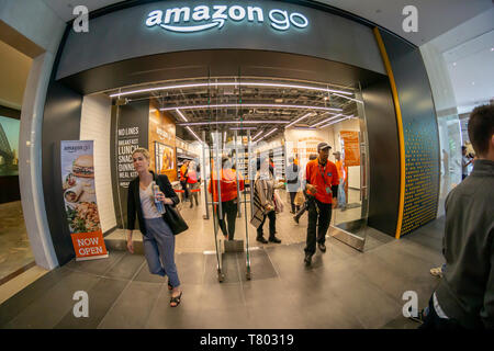 Les clients excités à la boutique Amazon Rendez-vous dans le magasin Brookfield Place Mall à New York le jour de son inauguration, le mardi 7 mai 2019. Les 1300 pieds carrés magasin, surtout approvisionné avec des aliments préparés et Staples, permet à un nouveau client avec l'Amazon Rendez-vous à l'app il suffit de prendre un élément et de marcher avec Amazon "oetrackingâ€ votre achat et vous facturer. Dans une torsion d'autres Amazon Rendez-magasins, celui-ci accepte l'argent comptant de plus, après avoir affronté la critique progressiste. (Â© Richard B. Levine) Banque D'Images