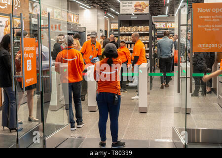 Les clients excités à la boutique Amazon Rendez-vous dans le magasin Brookfield Place Mall à New York le jour de son inauguration, le mardi 7 mai 2019. Les 1300 pieds carrés magasin, surtout approvisionné avec des aliments préparés et Staples, permet à un nouveau client avec l'Amazon Rendez-vous à l'app il suffit de prendre un élément et de marcher avec Amazon "oetrackingâ€ votre achat et vous facturer. Dans une torsion d'autres Amazon Rendez-magasins, celui-ci accepte l'argent comptant de plus, après avoir affronté la critique progressiste. (Â© Richard B. Levine) Banque D'Images