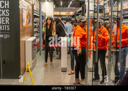 Les clients excités à la boutique Amazon Rendez-vous dans le magasin Brookfield Place Mall à New York le jour de son inauguration, le mardi 7 mai 2019. Les 1300 pieds carrés magasin, surtout approvisionné avec des aliments préparés et Staples, permet à un nouveau client avec l'Amazon Rendez-vous à l'app il suffit de prendre un élément et en tire des "Amazon" suivi de votre achat et vous facturer. Dans une torsion d'autres Amazon Rendez-magasins, celui-ci accepte l'argent comptant de plus, après avoir affronté la critique progressiste. (© Richard B. Levine) Banque D'Images