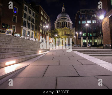 Londres, Royaume-Uni - 1er avril 2019, la magnifique cathédrale St Pauls vu de Peters Hill à Londres, au Royaume-Uni. Banque D'Images