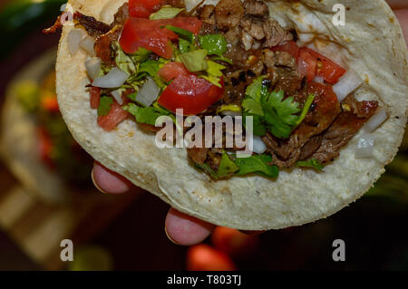 Tacos mexicains, grillé Carne asada taco holding avec des radis, limes, oignons de printemps, faible clé avec copie espace Banque D'Images