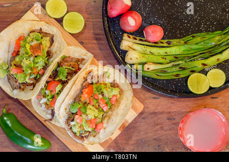 Tacos, Tijuana Carne asada grillé avec des radis, limes, oignons de printemps, la limonade et les condiments. Banque D'Images