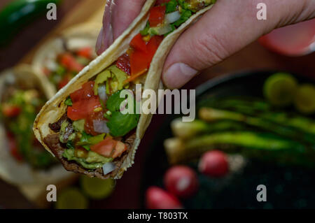 Tacos, Tijuana Carne asada grillé de levage avec des radis, limes, oignons de printemps, faible clé avec copie espace Banque D'Images