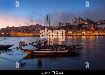 Port, les bateaux amarrés sur le Rio Douro avec Porto cityscape en arrière-plan dans la nuit
