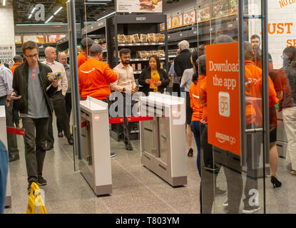 Les clients excités à la boutique Amazon Rendez-vous dans le magasin Brookfield Place Mall à New York le jour de son inauguration, le mardi 7 mai 2019. Les 1300 pieds carrés magasin, surtout approvisionné avec des aliments préparés et Staples, permet à un nouveau client avec l'Amazon Rendez-vous à l'app il suffit de prendre un élément et de marcher avec Amazon "oetrackingâ€ votre achat et vous facturer. Dans une torsion d'autres Amazon Rendez-magasins, celui-ci accepte l'argent comptant de plus, après avoir affronté la critique progressiste. (Â© Richard B. Levine) Banque D'Images