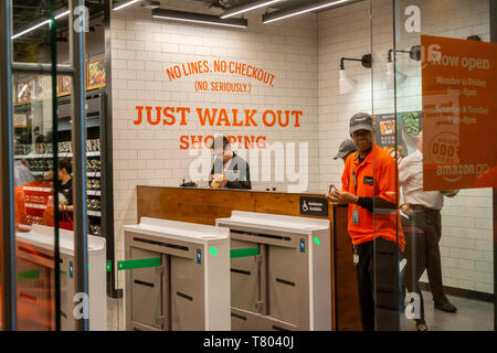 Les clients excités à la boutique Amazon Rendez-vous dans le magasin Brookfield Place Mall à New York le jour de son inauguration, le mardi 7 mai 2019. Les 1300 pieds carrés magasin, surtout approvisionné avec des aliments préparés et Staples, permet à un nouveau client avec l'Amazon Rendez-vous à l'app il suffit de prendre un élément et de marcher avec Amazon "oetrackingâ€ votre achat et vous facturer. Dans une torsion d'autres Amazon Rendez-magasins, celui-ci accepte l'argent comptant de plus, après avoir affronté la critique progressiste. (Â© Richard B. Levine) Banque D'Images