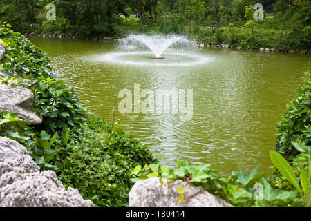 Fontaine à eau dans le parc italien Banque D'Images