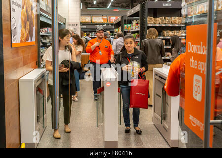 Les clients excités à la boutique Amazon Rendez-vous dans le magasin Brookfield Place Mall à New York le jour de son inauguration, le mardi 7 mai 2019. Les 1300 pieds carrés magasin, surtout approvisionné avec des aliments préparés et Staples, permet à un nouveau client avec l'Amazon Rendez-vous à l'app il suffit de prendre un élément et de marcher avec Amazon "oetrackingâ€ votre achat et vous facturer. Dans une torsion d'autres Amazon Rendez-magasins, celui-ci accepte l'argent comptant de plus, après avoir affronté la critique progressiste. (Â© Richard B. Levine) Banque D'Images