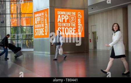 La publicité pour l'Amazon Rendez-vous dans le magasin Brookfield Place Mall à New York le jour de son inauguration, le mardi 7 mai 2019. Les 1300 pieds carrés magasin, surtout approvisionné avec des aliments préparés et Staples, permet à un nouveau client avec l'Amazon Rendez-vous à l'app il suffit de prendre un élément et de marcher avec Amazon "oetrackingâ€ votre achat et vous facturer. Dans une torsion d'autres Amazon Rendez-magasins, celui-ci accepte l'argent comptant de plus, après avoir affronté la critique progressiste. (Â© Richard B. Levine) Banque D'Images