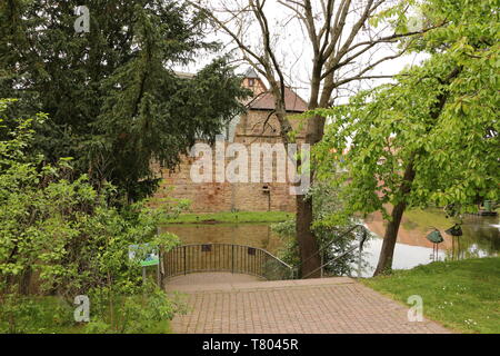 Blick auf die Wasserburg von im Kurpark Bad Vilbel à Hessen Banque D'Images