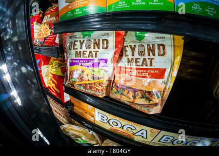 Les paquets de viande au-delà de la marque "poulet" et "viande bovine" s'écroule dans un supermarché congélateur dimanche à New York, le 5 mai, 2019. (© Richard B. Levine) Banque D'Images