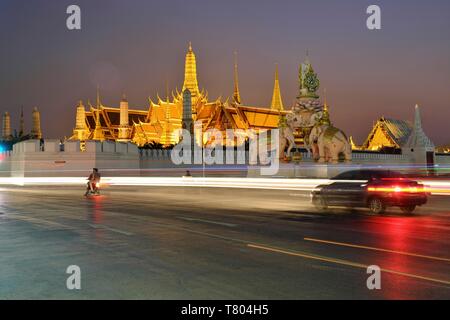 Allumé en palais royal Wat Phra Kaeo, cyclomoteur et voiture avec les voies de la lumière, photo de nuit, Bangkok, Thaïlande Banque D'Images