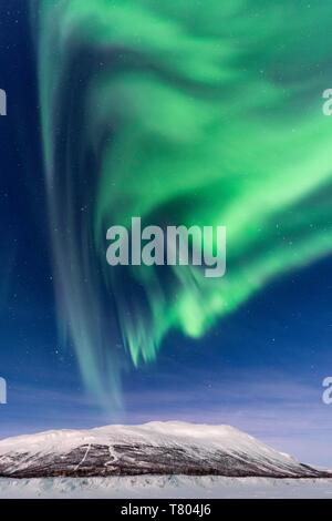 Northern Lights (aurores boréales) sur les montagnes enneigées, Abisko National Park, Abisko, Laponie, Suède Banque D'Images