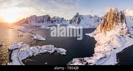 Vue de Hamnoy, Sakrisoy et Reine, montagnes enneigées, Moskenesoya, Lofoten, Norvège Banque D'Images