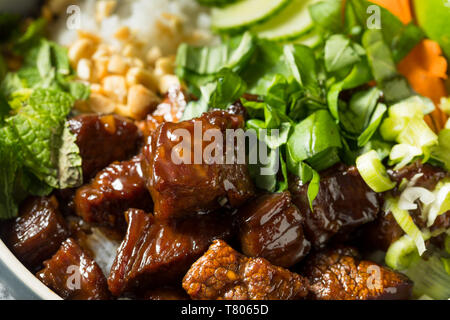 Boeuf à la thaïlandaise fait maison et bol de riz avec légumes Fines Herbes Banque D'Images