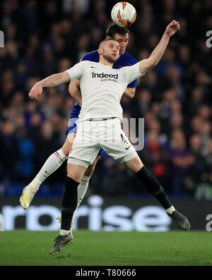 L'Eintracht Francfort Ante Rebic et Chelsea's Andreas Christensen bataille pour la balle au cours de l'UEFA Europa League, demi-finale, deuxième jambe à Stamford Bridge, Londres. Banque D'Images