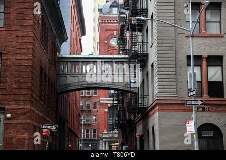 NEW YORK, NY - 30 avril 2019 : Rue discontinues entre Skybridge et Jay Harrison Street. Banque D'Images