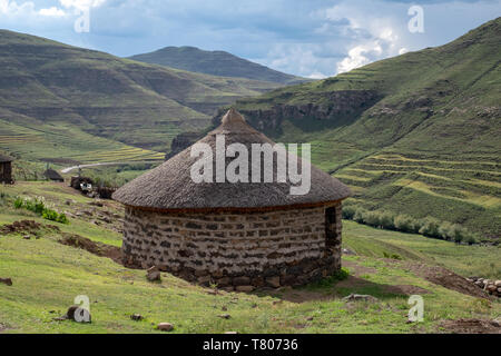 Malkerns, au Lesotho. Shepherd's hutte de terre dans les collines près de la ville de Mokhotlong, au nord-est du Lesotho, l'Afrique. Banque D'Images