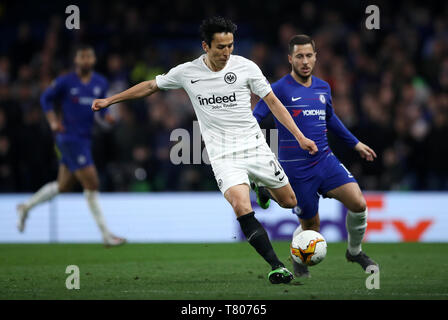 L'Eintracht Francfort Makoto Hasebe et Chelsea's Eden Hazard bataille pour la balle au cours de l'UEFA Europa League, demi-finale, deuxième jambe à Stamford Bridge, Londres. Banque D'Images