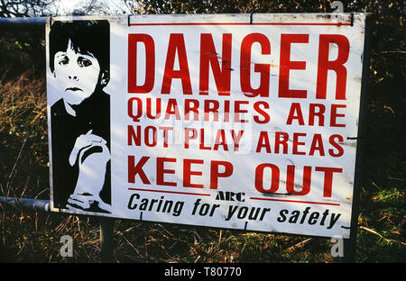 Carrières de danger ne sont pas des aires de jeu signe. Angleterre, Royaume-Uni Banque D'Images