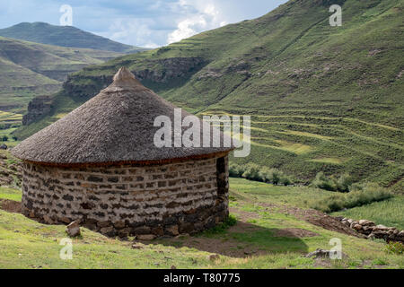 Malkerns, au Lesotho. Shepherd's hutte de terre dans les collines près de la ville de Mokhotlong, au nord-est du Lesotho, l'Afrique. Banque D'Images